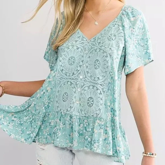 NWT Miss Me Buckle Blue Floral with crochet overlay flutter sleeve tunic blouse - Picture 1 of 9